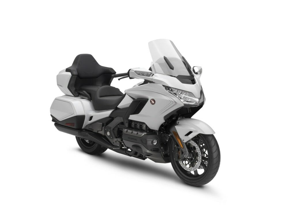 découvrez la honda gold wing, la moto de tourisme légendaire alliant confort exceptionnel, performance puissante et technologie avancée pour des voyages inoubliables sur route. explorez ses caractéristiques innovantes et plongez dans le plaisir de la conduite.