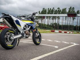 découvrez l'husqvarna 701, fusion parfaite entre puissance et agilité, qui redéfinit l'art de la glisse. plongez dans une expérience de conduite inégalée alliant performance, style et technologie. préparez-vous à dominer les routes et offroad avec cette moto emblématique.