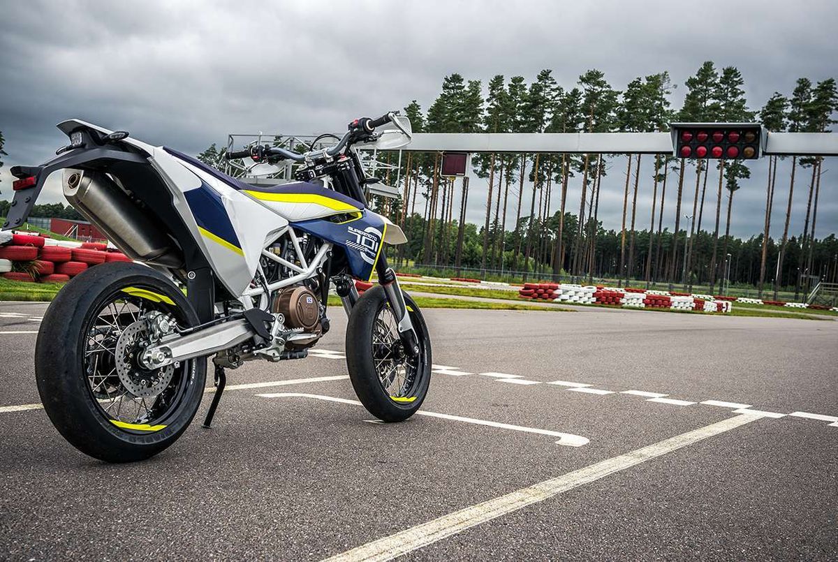découvrez l'husqvarna 701, fusion parfaite entre puissance et agilité, qui redéfinit l'art de la glisse. plongez dans une expérience de conduite inégalée alliant performance, style et technologie. préparez-vous à dominer les routes et offroad avec cette moto emblématique.