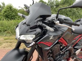 découvrez la kawasaki z900 roadster, une moto alliant puissance, agilité et design moderne. idéale pour les passionnés de sensations fortes, elle offre une expérience de conduite inégalée avec son moteur dynamique et son châssis léger. parfaite pour les balades en ville comme pour les escapades sur route, la z900 est le choix idéal pour les amateurs de motos sportives.