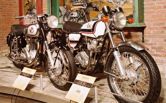 découvrez la norton interpol, la moto emblématique des forces de l'ordre. alliant performance et style, cette légende des routes allie innovation technologique et design classique pour offrir une expérience de conduite inégalée. plongez dans l'univers fascinant de cette moto qui incarne la puissance et l'élégance des agents de sécurité.