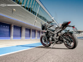 découvrez la street triple, la moto qui allie puissance et agilité pour une expérience de conduite inégalée. parfaite pour les passionnés de sensations fortes, elle offre un design moderne et des performances exceptionnelles sur route comme sur circuit.
