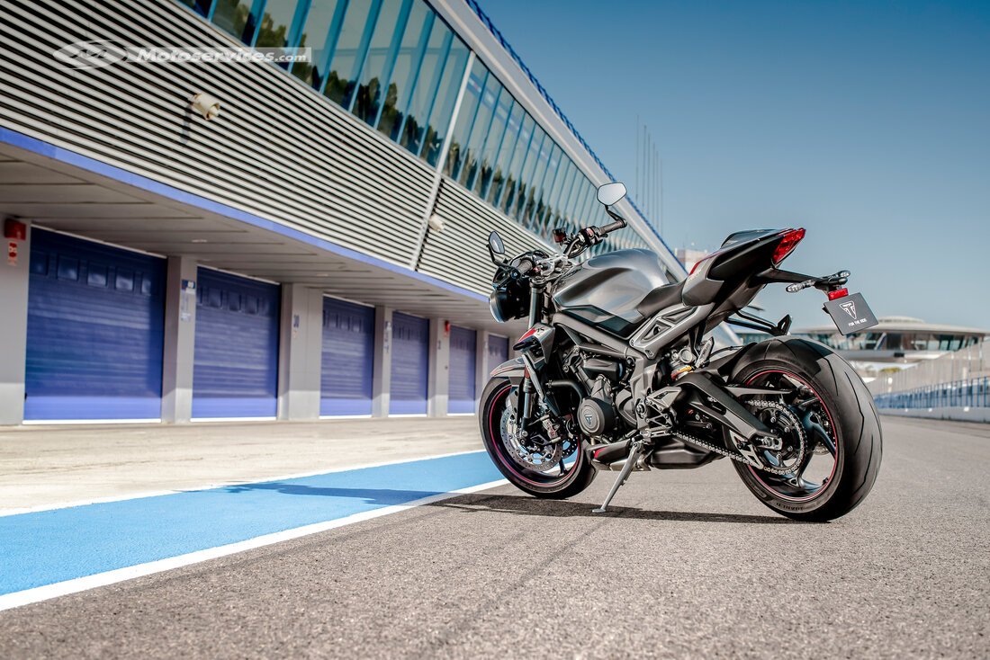 découvrez la street triple, la moto qui allie puissance et agilité pour une expérience de conduite inégalée. parfaite pour les passionnés de sensations fortes, elle offre un design moderne et des performances exceptionnelles sur route comme sur circuit.