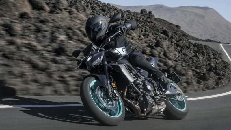 découvrez la yamaha mt-09 roadster, une moto dynamique alliant performance et confort. avec son moteur explosif, son design moderne et sa technologie avancée, elle offre une expérience de conduite inégalée pour les passionnés de sensations fortes. préparez-vous à dominer les routes avec style.