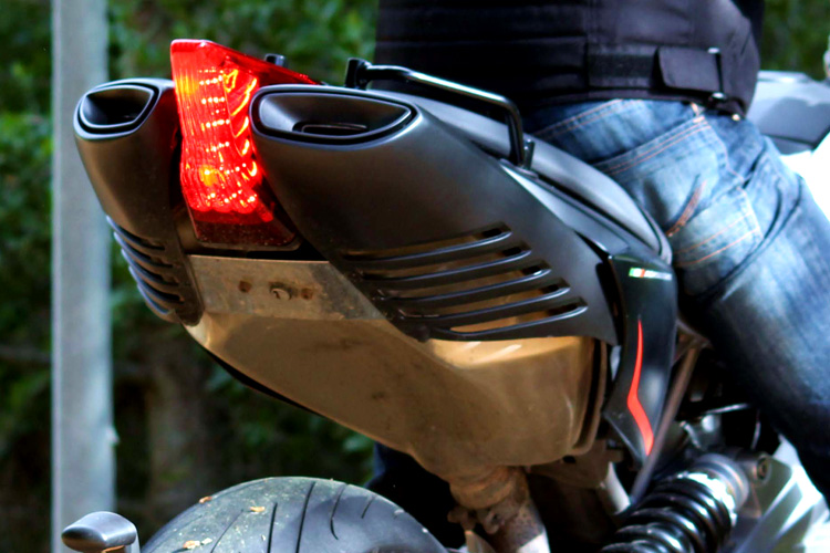 découvrez l'aprilia dorsoduro, la moto qui allie puissance et plaisir de conduite. parfaite pour les amateurs de sensations fortes, elle offre une expérience ludique sur tous types de routes. plongez dans l'univers du fun à deux roues avec cette machine dynamique et agile.