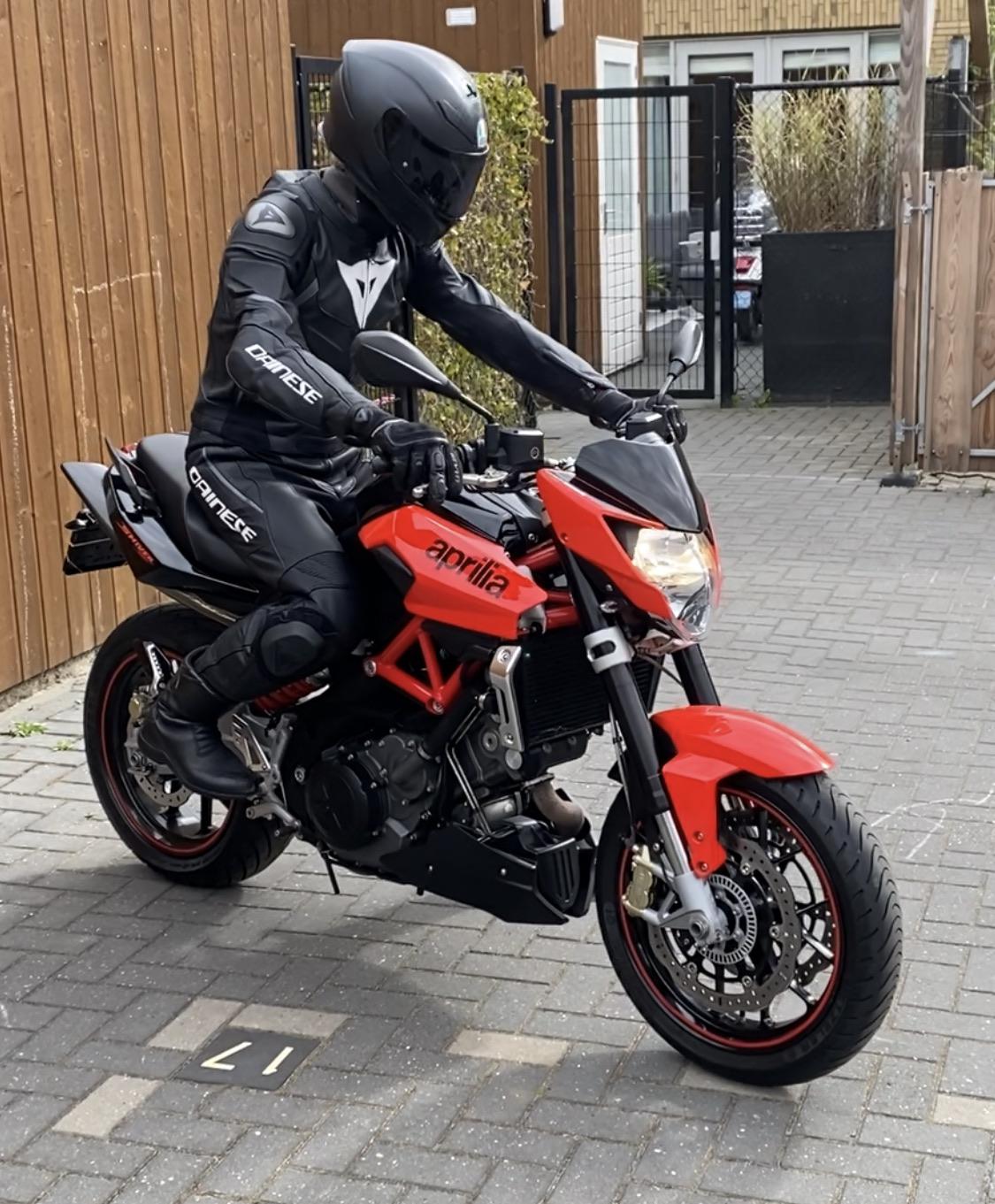 découvrez l'aprilia dorsoduro, une moto conçue pour le plaisir de conduire. avec son design audacieux et ses performances puissantes, elle offre une expérience de pilotage unique sur route comme sur chemin. explorez la liberté et l'adrénaline qu'apporte cette fun bike.