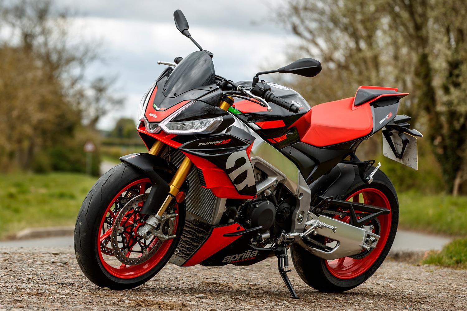découvrez l'aprilia tuono, la moto sportive par excellence alliant performance, confort et designs audacieux. plongez dans l'univers des sensations fortes avec cette machine puissante, idéale pour les passionnés d'adrénaline et de technologie avancée.