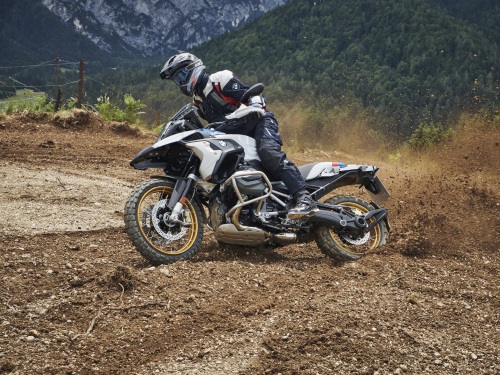 découvrez la bmw r1250gs, la reine des trails, alliant puissance, confort et technologie de pointe. parfaite pour les aventuriers avides de liberté, cette moto emblématique offre des performances inégalées sur tous les terrains. explorez de nouveaux horizons avec style et sécurité.