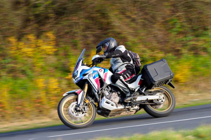 découvrez la bmw r1250gs, la reine des trails qui allie puissance, confort et technologie. conçue pour les aventuriers, cette moto vous offre une expérience de conduite incomparable sur tous types de terrains. partez à l'aventure avec style et performance!