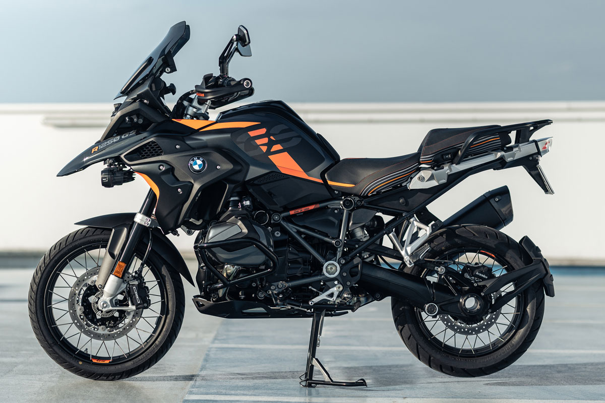 découvrez la bmw r1250gs, la reine des trails qui allie puissance, confort et technologie. parfaite pour les aventuriers en quête de sensations fortes, elle vous promet des performances inégalées sur tous les terrains. sa polyvalence et son design audacieux en font la moto idéale pour explorer le monde avec style.