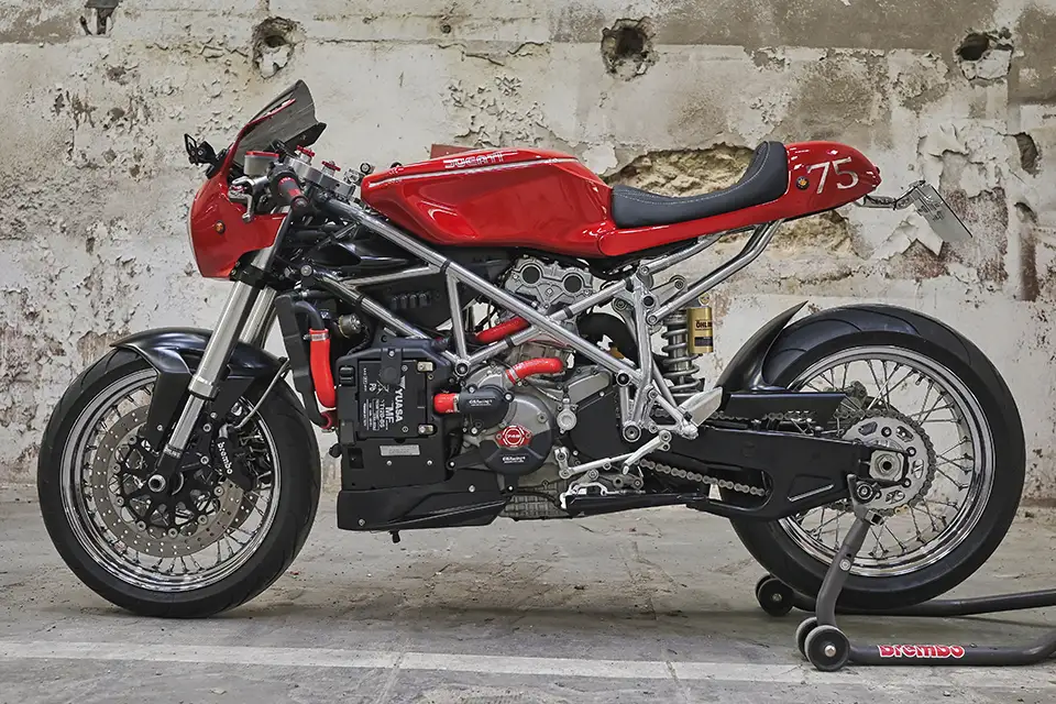 découvrez l'univers du café-racer revisité, où tradition et modernité se rencontrent pour créer des motos uniques au design audacieux et à la performance améliorée. plongez dans une expérience de conduite inégalée et laissez-vous séduire par l'esthétique rétro-chic mêlée aux dernières innovations techniques.
