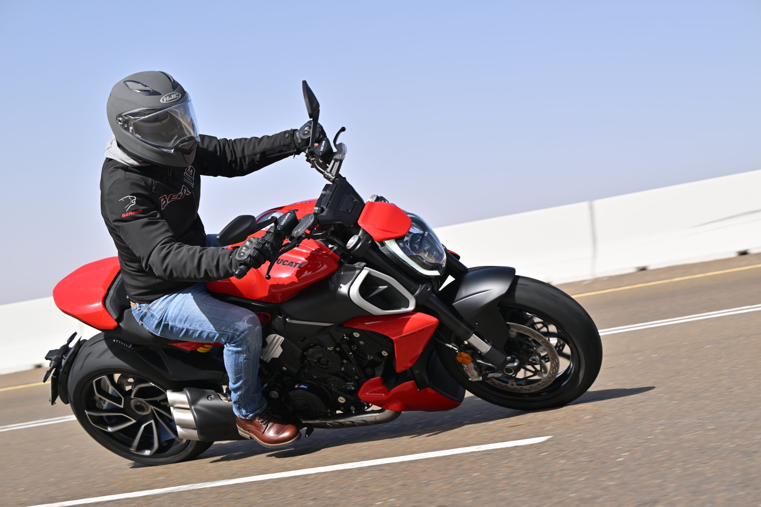 découvrez la ducati diavel, une power cruiser sans compromis qui allie puissance, style et technologie. avec son design audacieux et ses performances exceptionnelles, la diavel redéfinit les standards de conduite. que vous naviguiez en ville ou sur les routes sinueuses, cette moto vous offre une expérience inégalée.