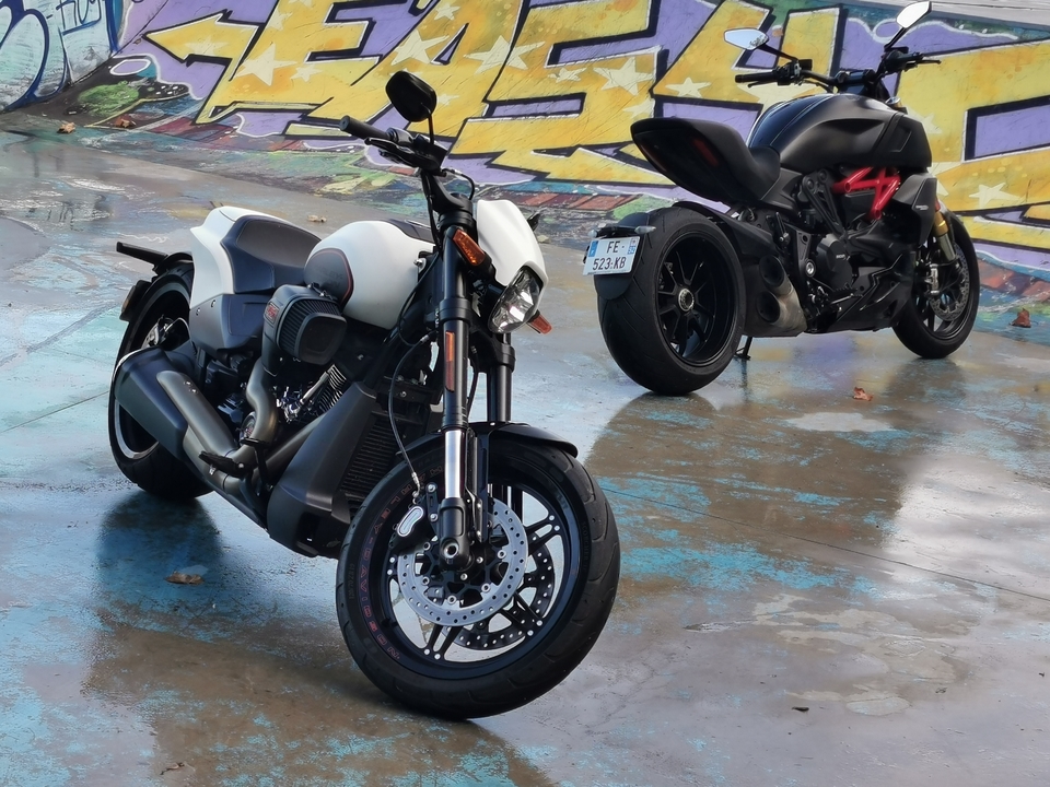 découvrez la ducati diavel, une power cruiser sans compromis alliant performance exceptionnelle, design audacieux et confort optimal. parfaite pour les amateurs de sensations fortes, elle redéfinit les standards de la moto avec son moteur puissant et son style unique.