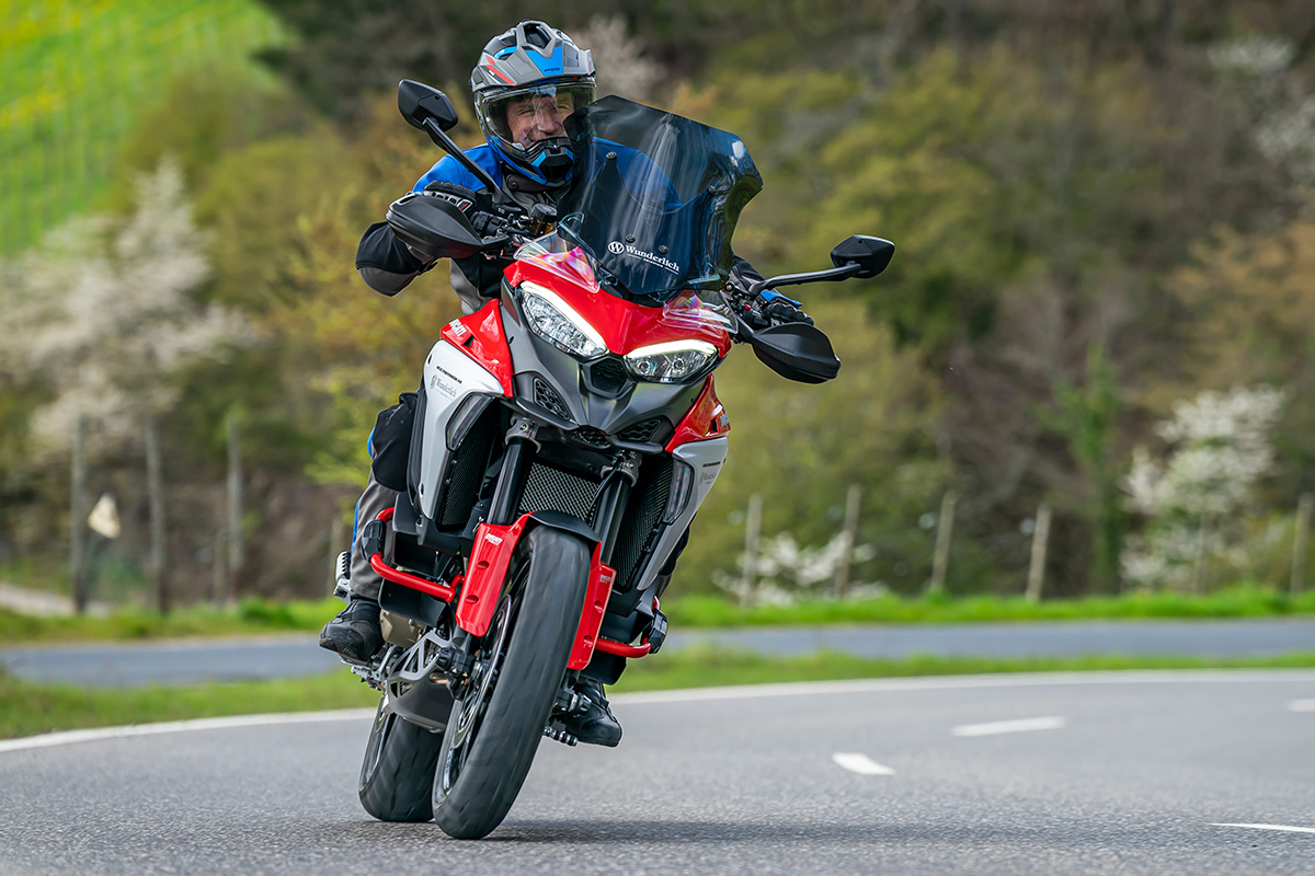 découvrez la ducati multistrada, la moto d'aventure alliant performance, confort et technologie. parfaite pour les passionnés de sensations sur route et hors route, la multistrada offre une expérience de conduite inégalée avec son design élégant et ses caractéristiques innovantes.
