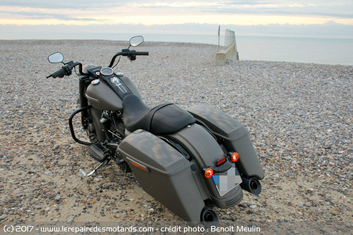 découvrez la harley road king, une moto qui allie élégance et confort. avec son design raffiné et ses caractéristiques de conduite exceptionnelles, elle est idéale pour les longues balades sur route. profitez d'une expérience de conduite incomparable avec le style emblématique de la harley davidson.