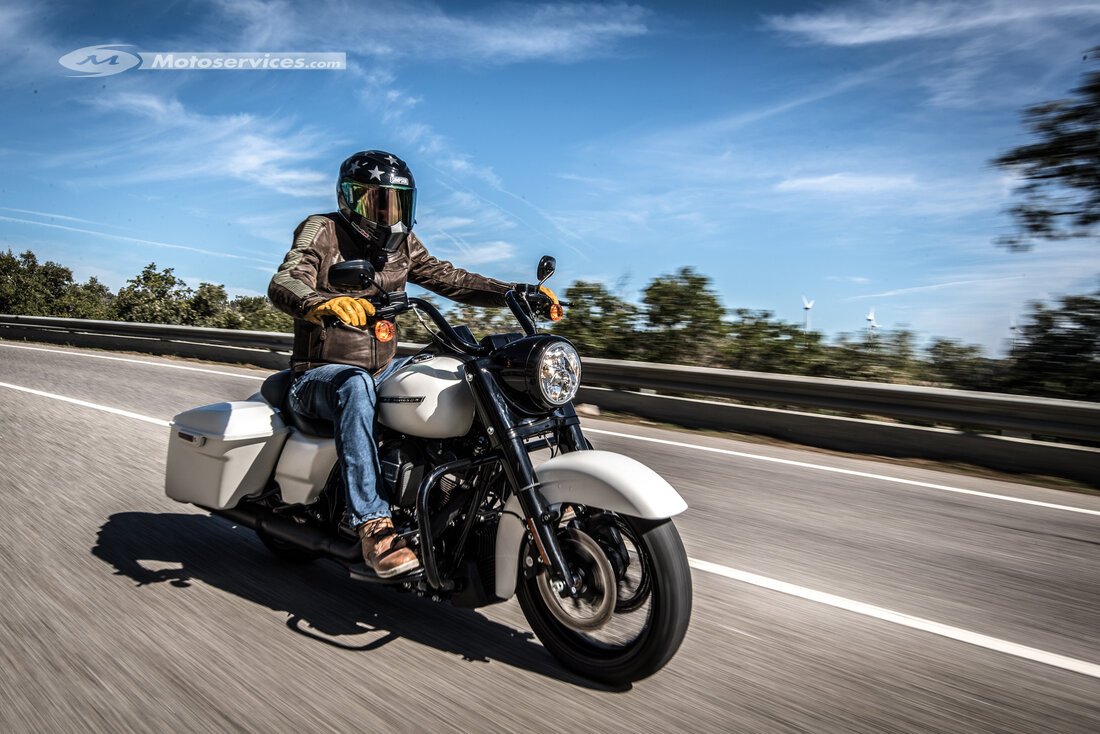 découvrez la harley road king, alliant élégance intemporelle et confort de conduite inégalé. parfaite pour les road trips, elle vous offre une expérience sur deux roues au style raffiné. embarquez pour l'aventure avec la road king et ressentez la puissance d'une légende.
