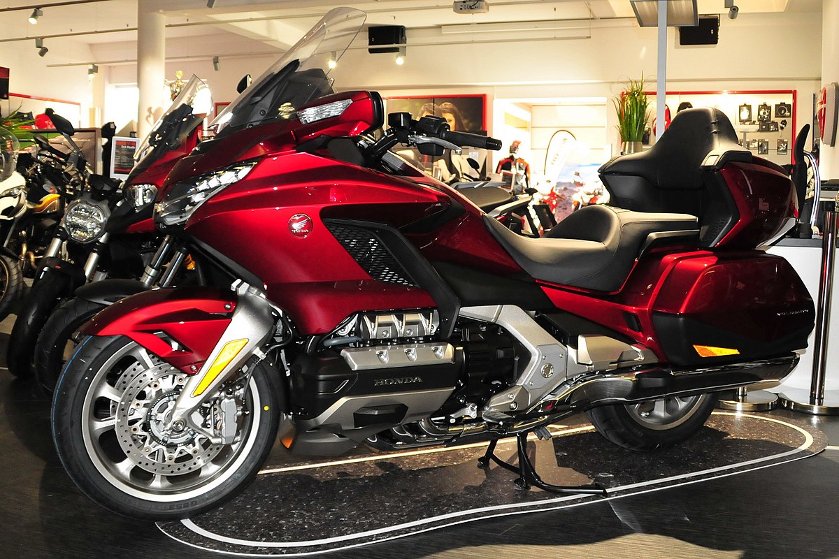 découvrez la honda gold wing, la moto emblématique alliant confort, performance et technologie avancée. idéale pour les longues balades, elle offre une expérience de conduite inégalée avec ses équipements raffinés et son design élégant.