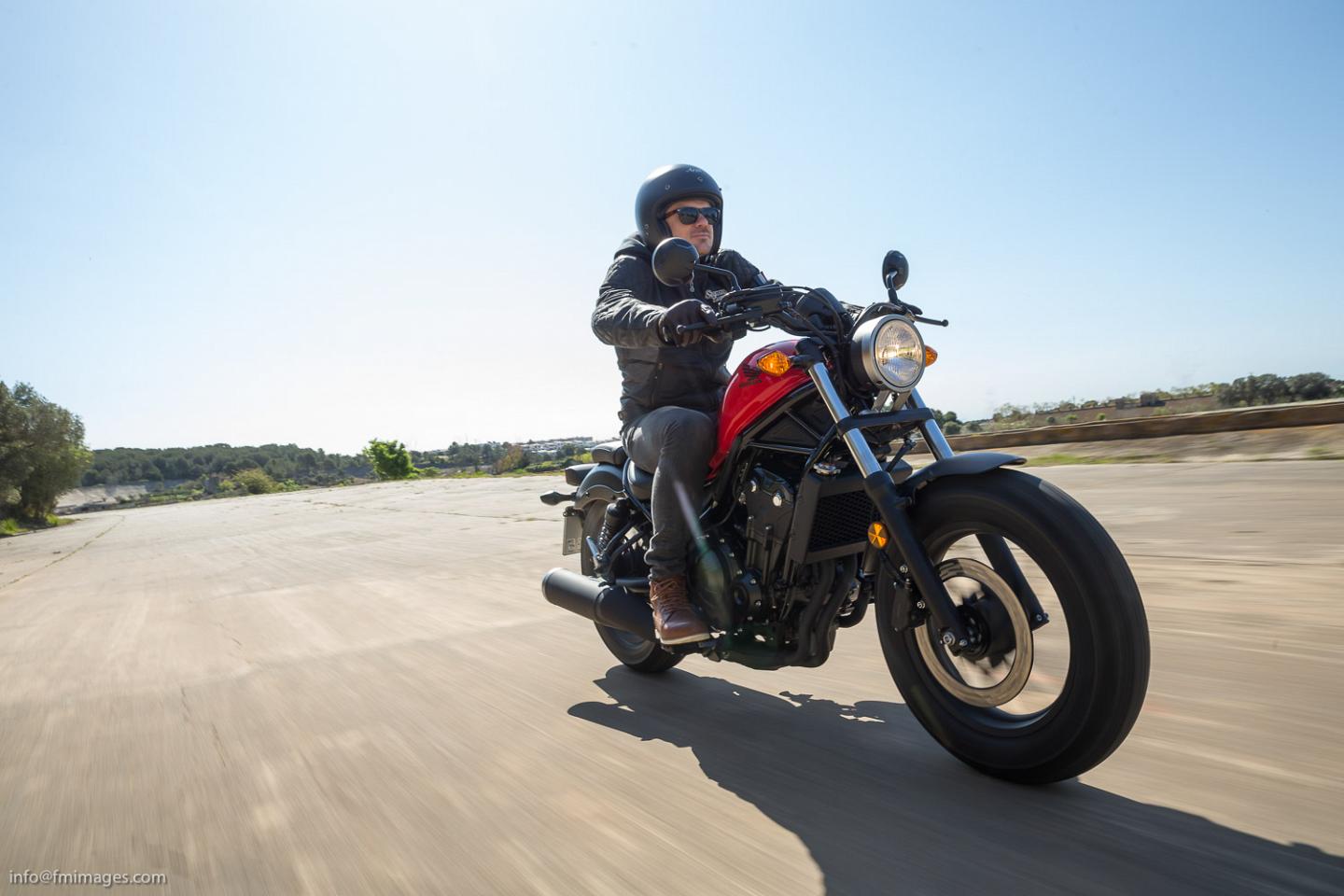 découvrez la honda rebel, votre compagnon idéal pour débuter en moto. avec son design élégant et sa conduite accessible, elle permet aux nouveaux motards de vivre pleinement leur passion en toute sécurité. apprenez tout sur ses caractéristiques, ses performances et pourquoi elle est le choix parfait pour les novices.