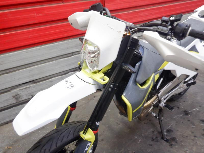 découvrez la husqvarna 701, une moto qui incarne l'art de la glisse. avec son design épuré et ses performances exceptionnelles, elle offre une expérience unique sur route et hors route. parfaite pour les passionnés de sensations fortes, la 701 vous permettra de maîtriser chaque virage avec aisance et style.
