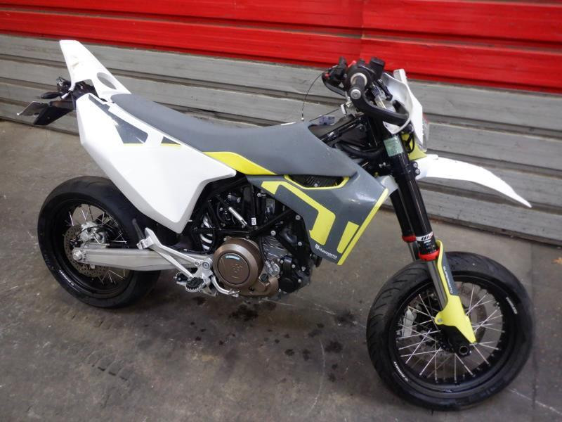 découvrez la husqvarna 701, l'alliance parfaite entre puissance et agilité, conçue pour les passionnés de glisse. profitez d'une expérience de conduite unique sur tous types de terrains et laissez-vous séduire par son design innovant et ses performances inégalées.