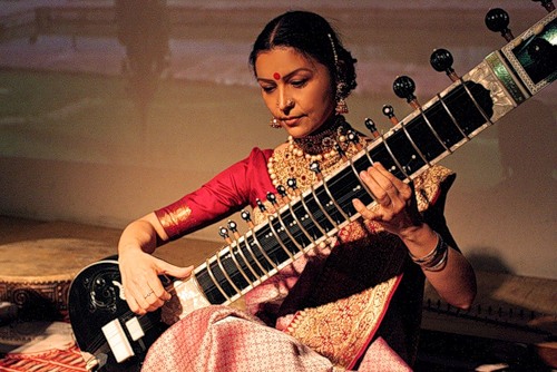découvrez l'univers riche et coloré de l'indien classique : une fusion de traditions musicales, de danses entraînantes et de costumes éblouissants. plongez dans cette culture fascinante, pleine de saveurs et d'histoires, pour une expérience inoubliable.
