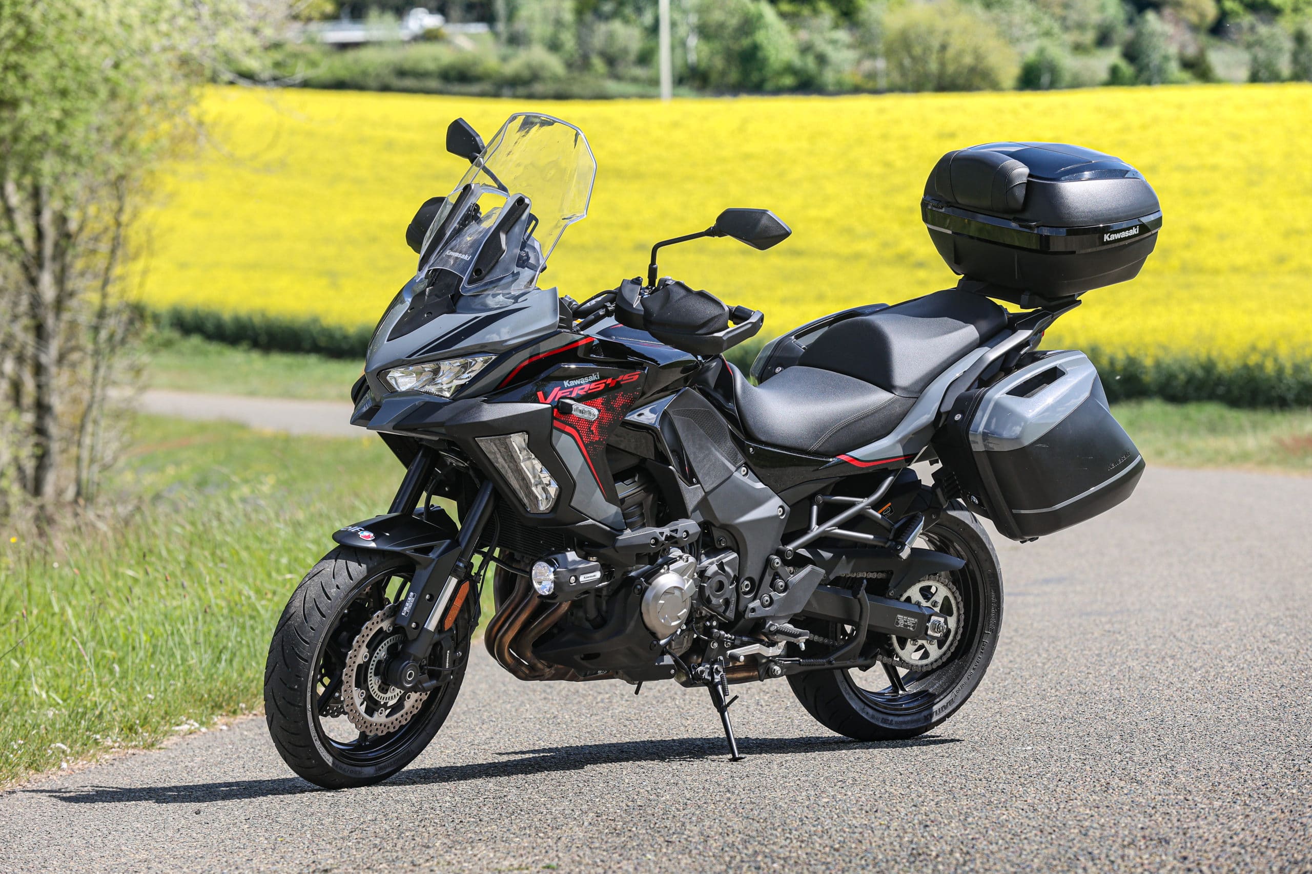 découvrez la kawasaki versys, une moto alliant performance et polyvalence. idéale pour l'aventure et le quotidien, elle offre un confort optimal et une maniabilité exceptionnelle, que ce soit sur route ou hors des sentiers battus. explorez sans limites avec le style et l'innovation de kawasaki.