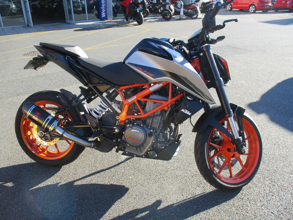 découvrez les performances époustouflantes de la ktm 390 duke, une moto agile et puissante conçue pour les passionnés de sensations fortes. explorez sa maniabilité, son moteur performant et ses technologies avancées qui en font un choix idéal pour les amateurs de conduite sportive.