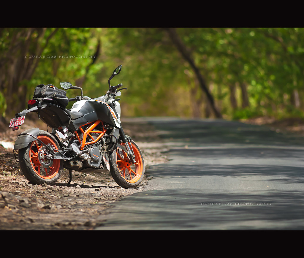 découvrez la ktm 390 duke, un modèle emblématique offrant des performances exceptionnelles sur route. avec son moteur puissant et son design agile, cette moto est idéale pour les amateurs de sensations fortes. plongez dans l'univers de la conduite sportive et vivez des sensations inégalées.