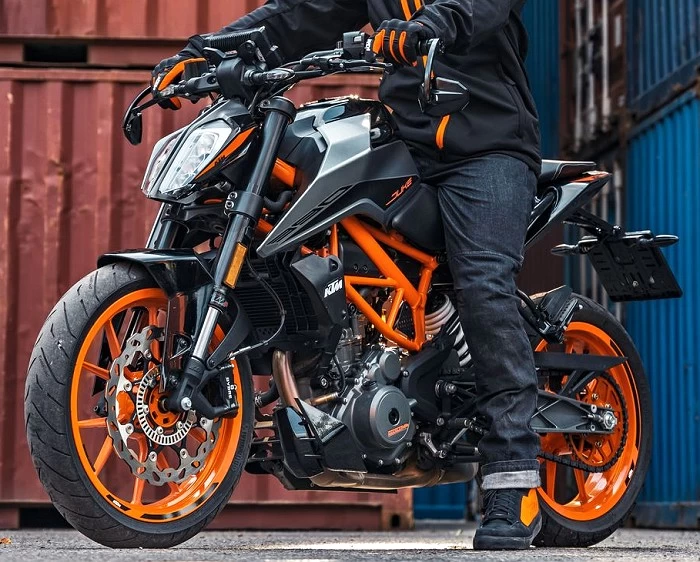 découvrez les performances exceptionnelles de la ktm 390 duke, une moto alliant puissance et agilité. plongez dans le monde des sensations fortes avec son moteur dynamique et son design audacieux, idéale pour les amateurs de vitesse et de maniabilité.