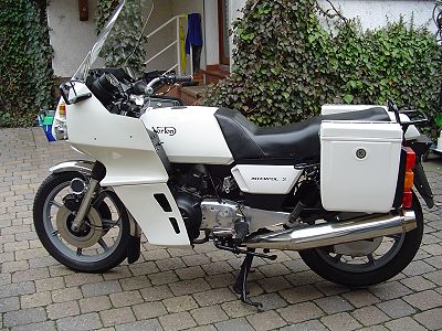 découvrez l'héritage de la norton interpol, la moto légendaire qui a fait ses preuves auprès des forces de l'ordre. explorer son design emblématique, ses performances inégalées et son rôle crucial dans la sécurité routière.