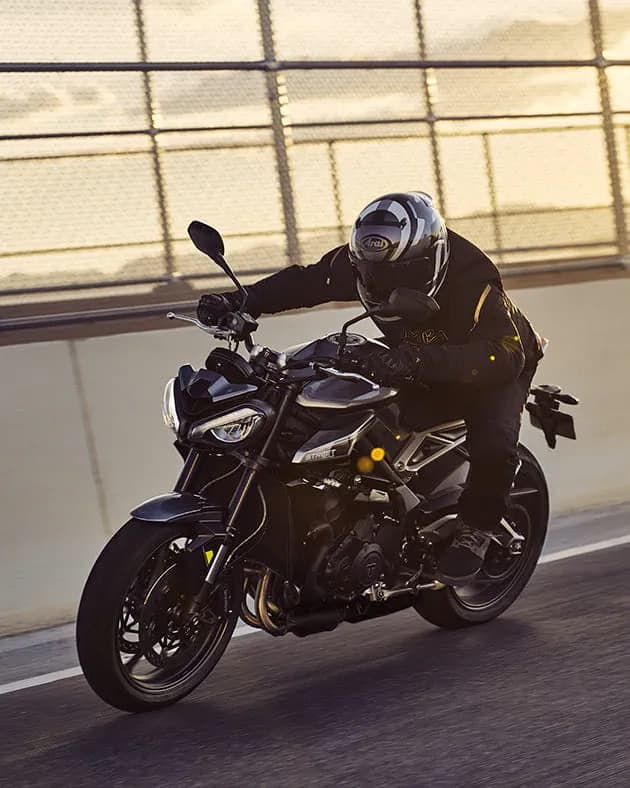 découvrez la street triple, un mariage parfait de puissance et d'agilité. avec son moteur performant, sa maniabilité exceptionnelle et son design audacieux, cette moto est conçue pour offrir des sensations fortes sur tous les types de routes. préparez-vous à vivre une expérience de conduite inoubliable.