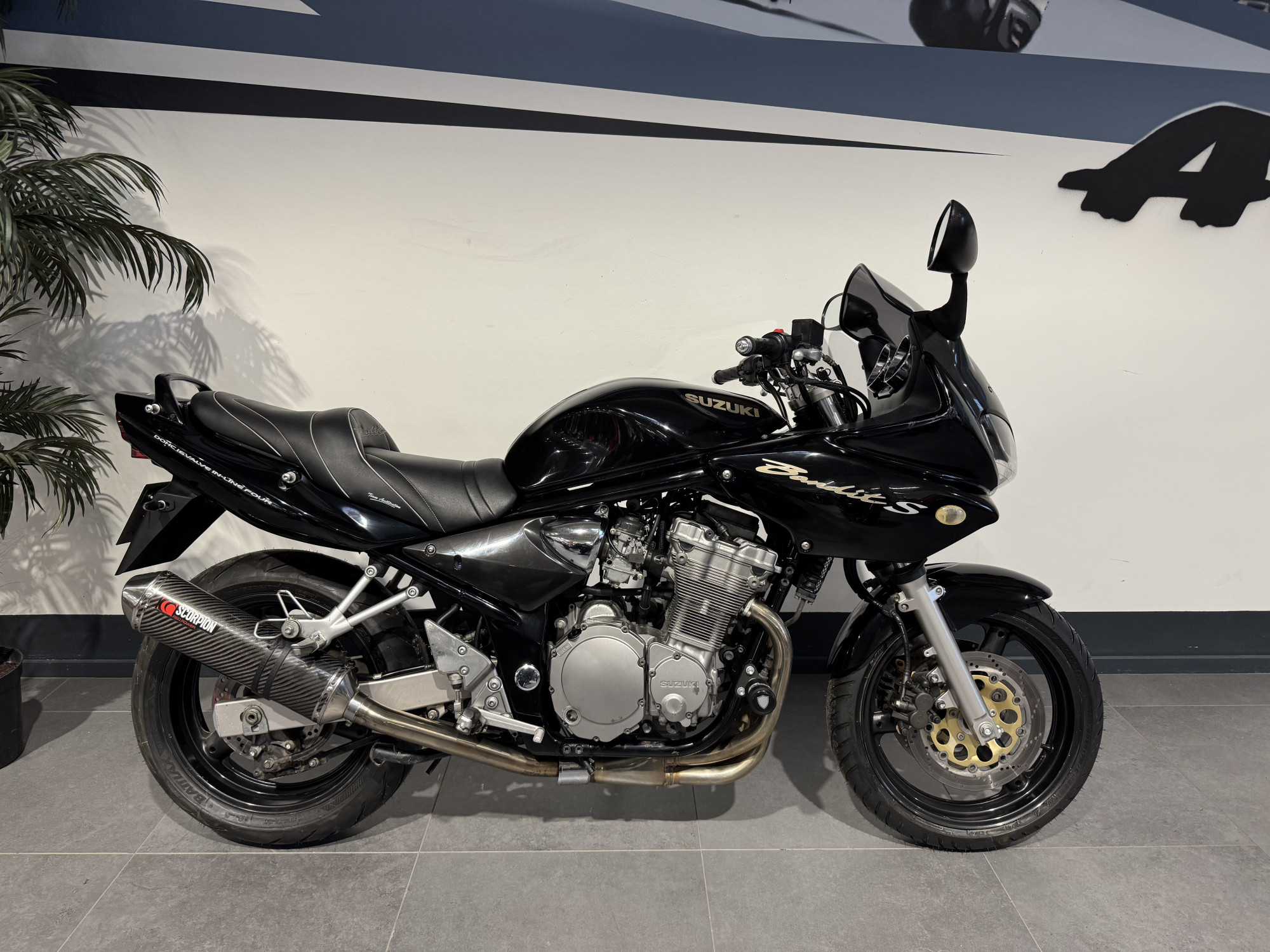 découvrez la suzuki bandit roadster, une moto alliant performance et praticité. avec son design élégant et sa puissance impressionnante, elle offre une expérience de conduite inégalée, que ce soit pour les trajets quotidiens ou les escapades sur route. plongez dans l'univers de la liberté à deux roues avec la bandit roadster.
