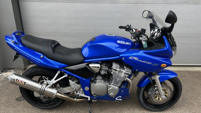 découvrez la suzuki bandit roadster, une moto qui allie performance, style et confort. parfaite pour les trajets quotidiens comme pour les longues balades, elle offre une conduite agile et une puissance impressionnante. explorez un design moderne et des caractéristiques techniques innovantes qui font de cette moto un choix idéal pour les passionnés de deux-roues.