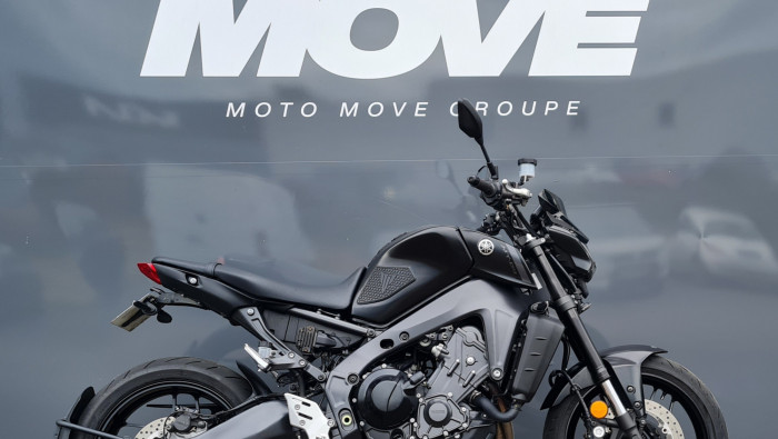 découvrez la yamaha mt-09 roadster, une moto au design audacieux et à la performance impressionnante. avec son moteur trois cylindres puissant et son châssis agile, elle offre une expérience de conduite exaltante. parfaite pour les amateurs de sensations fortes, la mt-09 combine confort et technologie pour dominer la route.