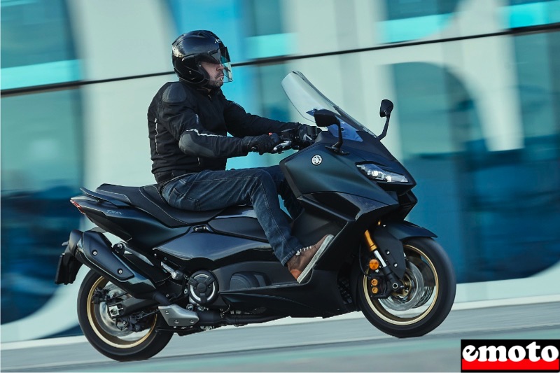 découvrez le yamaha t-max, le scooter emblématique alliant puissance, confort et style. idéal pour les trajets urbains et les longues balades, il offre une performance optimale et une technologie de pointe pour une expérience de conduite inégalée.