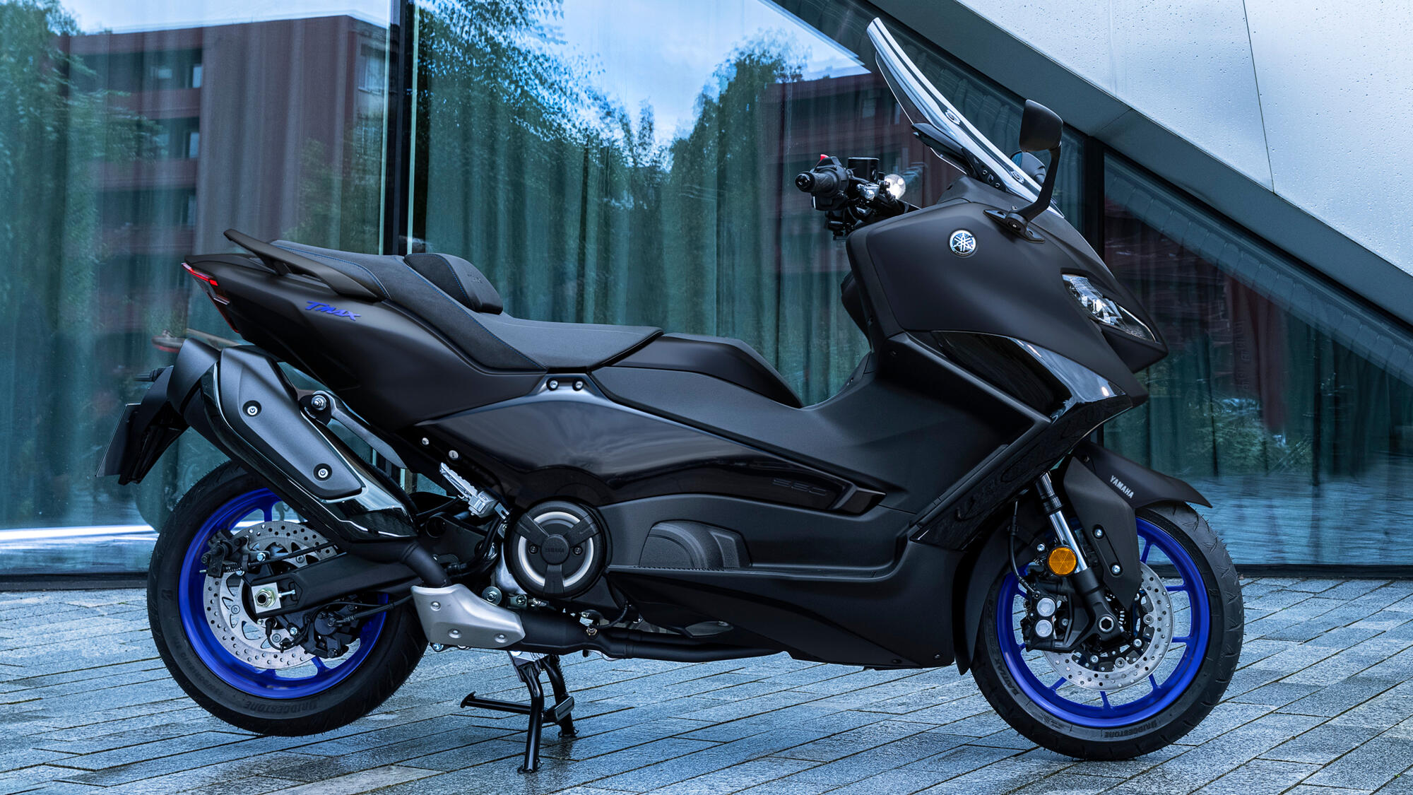 découvrez le yamaha t-max, le scooter emblématique qui combine puissance, style et confort. idéal pour les trajets en ville ou les escapades sur route, il offre une expérience de conduite inégalée grâce à son moteur performant et son design moderne.