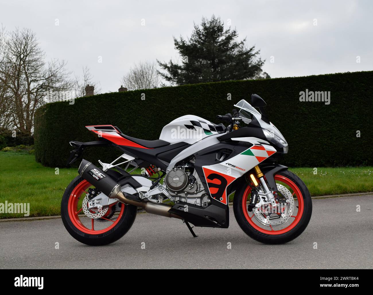 découvrez la cagiva mito, une sportive italienne emblématique au design affûté et aux performances dynamiques. plongez dans l'univers des motos hautes performances où élégance et puissance s'unissent pour offrir une expérience de conduite inégalée.