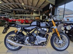 découvrez la norton commando 961, une légende revêtue d'un nouveau souffle. alliant design intemporel et technologie moderne, cette moto emblématique redéfinit le mythe avec performance et style. plongez dans l'univers de la moto classique réinventée.
