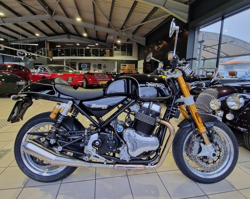 découvrez la norton commando 961, une légende revêtue d'un nouveau souffle. alliant design intemporel et technologie moderne, cette moto emblématique redéfinit le mythe avec performance et style. plongez dans l'univers de la moto classique réinventée.