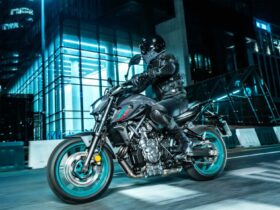 découvrez la yamaha mt-07, un roadster compact alliant performance et agilité. parfaite pour les balades en ville comme sur route, elle offre une expérience de conduite dynamique grâce à son moteur puissant et son design moderne.