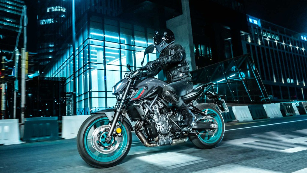 découvrez la yamaha mt-07, un roadster compact alliant performance et agilité. parfaite pour les balades en ville comme sur route, elle offre une expérience de conduite dynamique grâce à son moteur puissant et son design moderne.