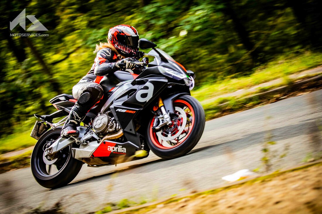 découvrez l'aprilia rs 660, la moto sportive parfaite pour les jeunes passionnés de vitesse et de performances. alliant design audacieux et technologie avancée, elle offre une expérience de conduite inégalée sur route et circuit.