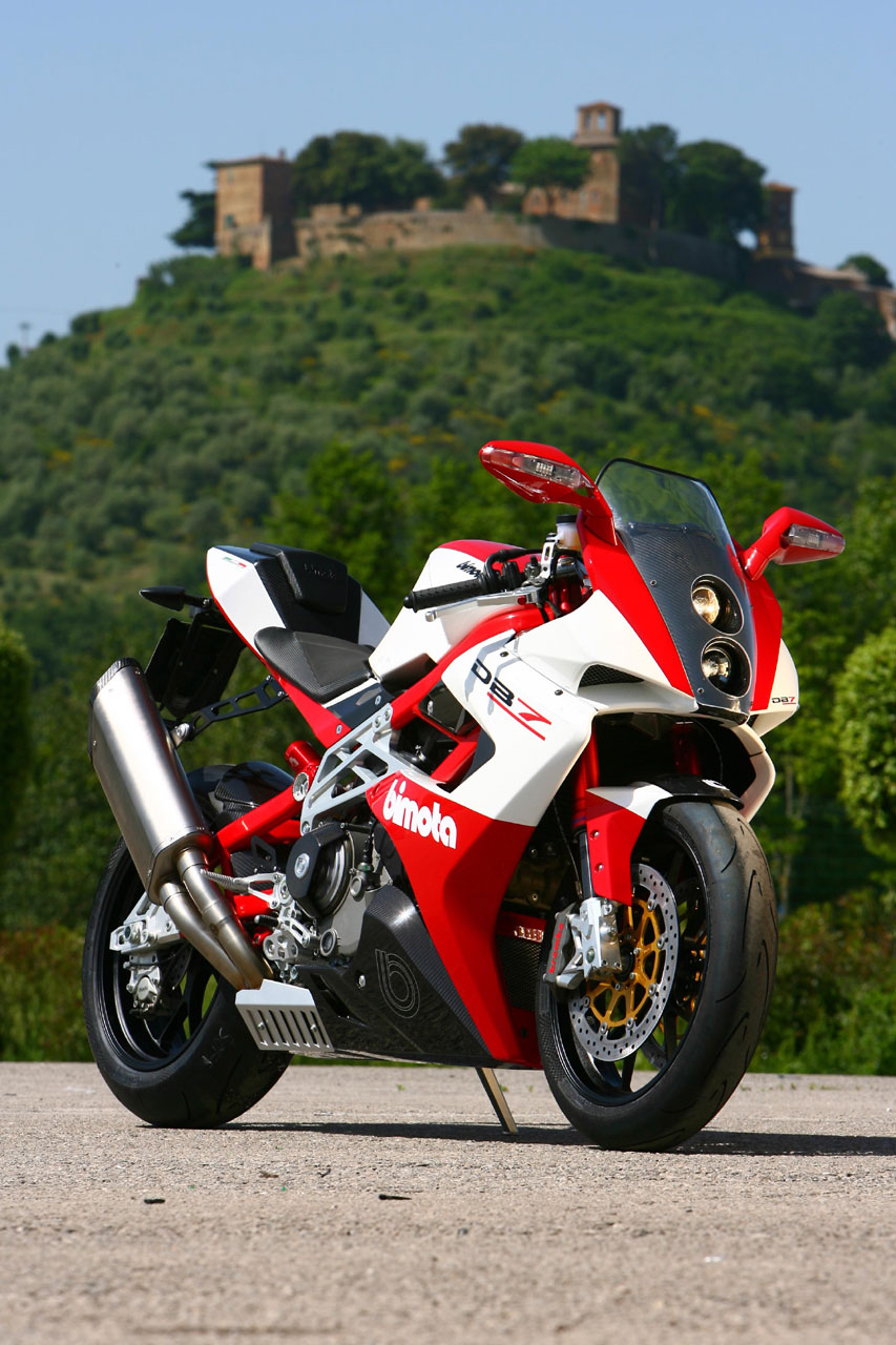 découvrez la bimota db7, un chef-d'œuvre alliant performance exceptionnelle et design audacieux. plongez dans l'univers de cette moto unique qui allie technologie de pointe et esthétisme raffiné, pour une expérience de conduite inégalée.