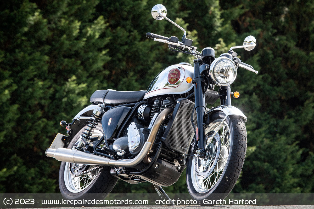 découvrez la bsa a65, une moto classique intemporelle qui allie style vintage et performances modernes. appréciez son design élégant, sa puissance légendaire et son héritage riche qui continuent d'inspirer les passionnés de motos à travers le monde.