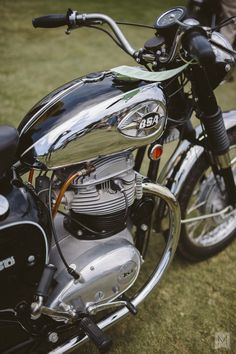 découvrez la bsa a65, une moto classique intemporelle qui allie design rétro et performances exceptionnelles. plongez dans l'univers des passionnés de mécaniques vintage et laissez-vous séduire par son élégance et son charme indémodable.