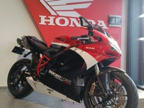 découvrez la ducati 848, une sportive élégante alliant performance et design raffiné. avec son moteur puissant et ses lignes fluides, cette moto incarne l'art de la conduite. parfaite pour les passionnés d'adrénaline à la recherche d'une expérience unique sur route.