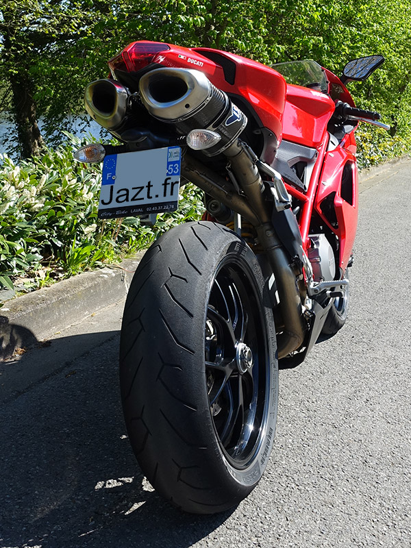 découvrez la ducati 848, une moto sportive alliant élégance et performance. avec son design raffiné et sa puissance impressionnante, elle offre une expérience de conduite inégalée, idéale pour les amateurs de sensations fortes et les passionnés de belles mécaniques.