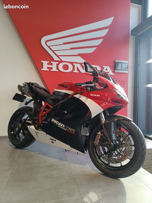 découvrez la ducati 848, une sportive élégante alliant performance et design raffiné. avec son moteur puissant et ses lignes fluides, cette moto incarne l'art de la conduite. parfaite pour les passionnés d'adrénaline à la recherche d'une expérience unique sur route.