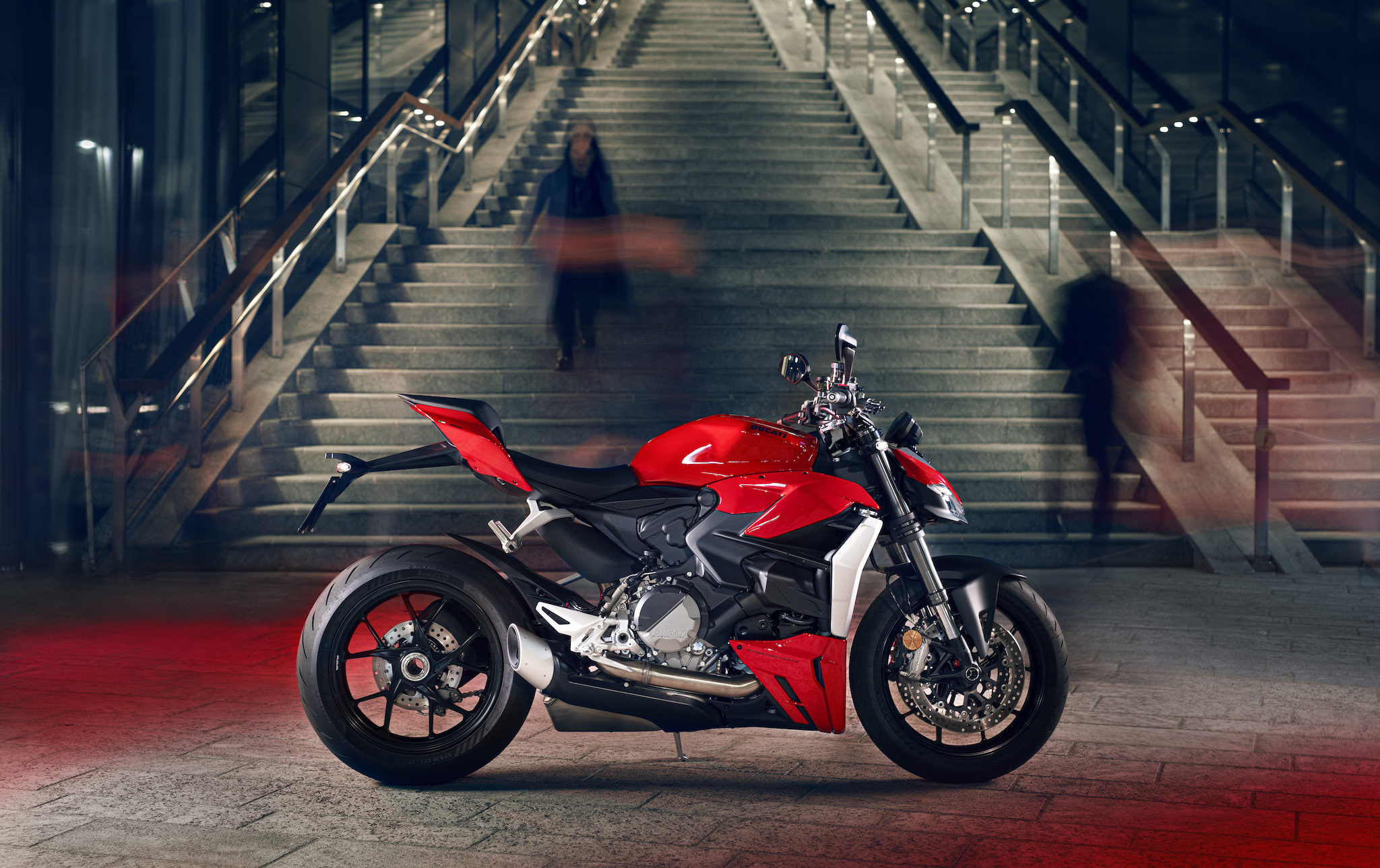 découvrez la ducati streetfighter, un concentré de puissance pure qui allie performance exceptionnelle et design agressif. plongez dans l'univers des motos qui allument la passion des motards et vivez une expérience de conduite inégalée.