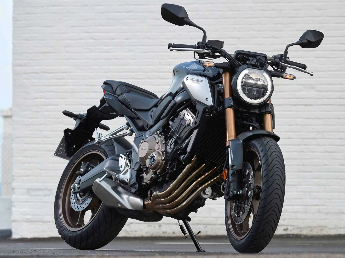découvrez la honda cb650, un modèle alliant performance et polyvalence. parfaite pour les trajets quotidiens et les escapades sur route, elle offre confort et maniabilité pour tous les types de motards. explorez ses caractéristiques et laissez-vous séduire par cette moto à la fois élégante et puissante.